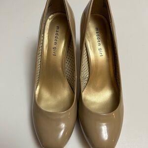 Madden Girl Women's Tan Faux Patent Leather Pumps Size 9.